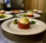 Battuta di manzo con stracciatella di burrata e nocciole